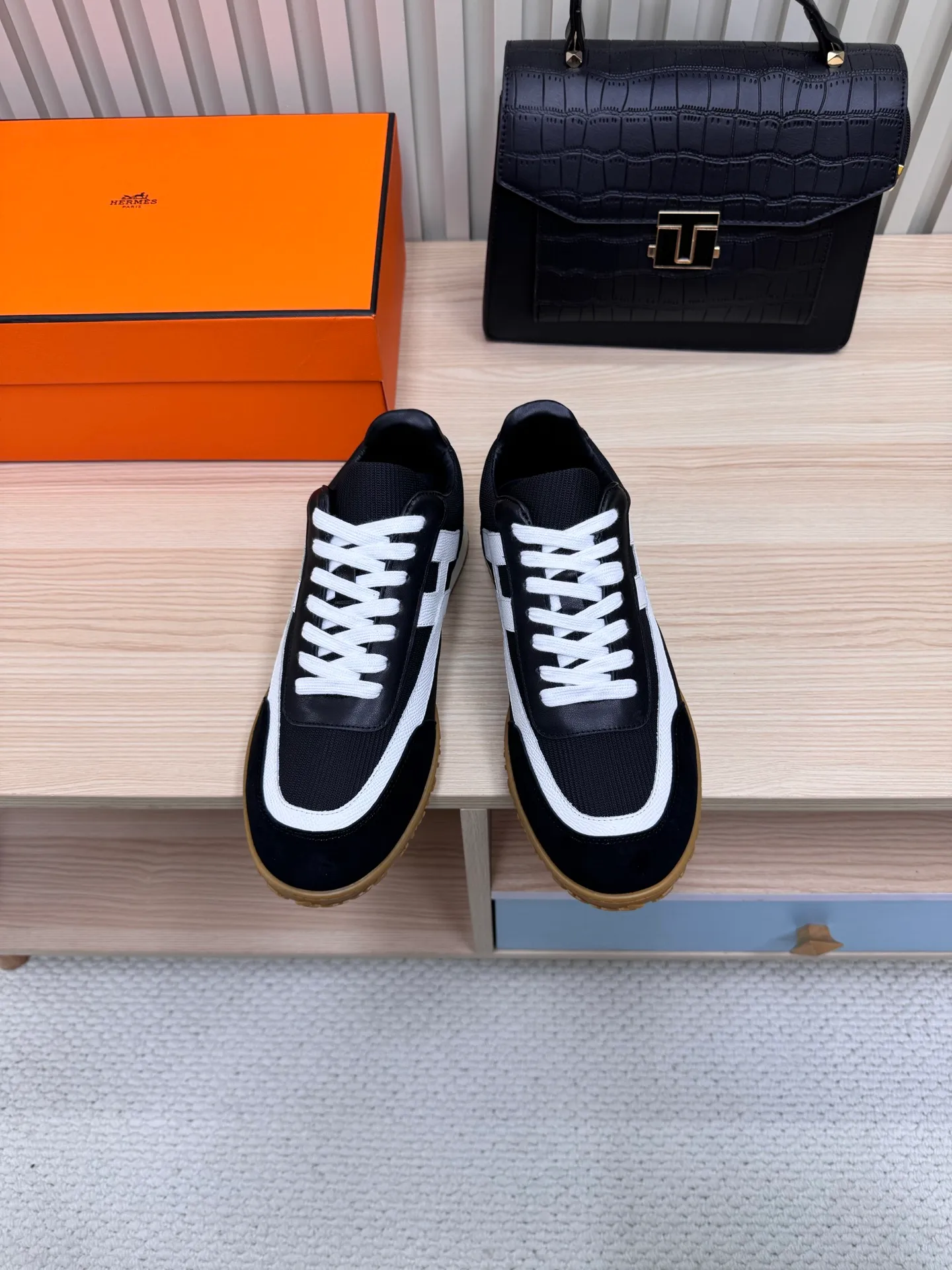 👟👟Ex-factory price 600👟👟 Hermes / Top version #couple style 24ss casual sneakers Suede goatskin sneakers decorated with contrasting patterns and iconic "H" details, beautifully packaged at the delivery counter🛍📦 Fabric: suede + down cloth Lining: mixed sheep lining Outsole: original TPU Bottom thickness: 2CM Size: 35-45